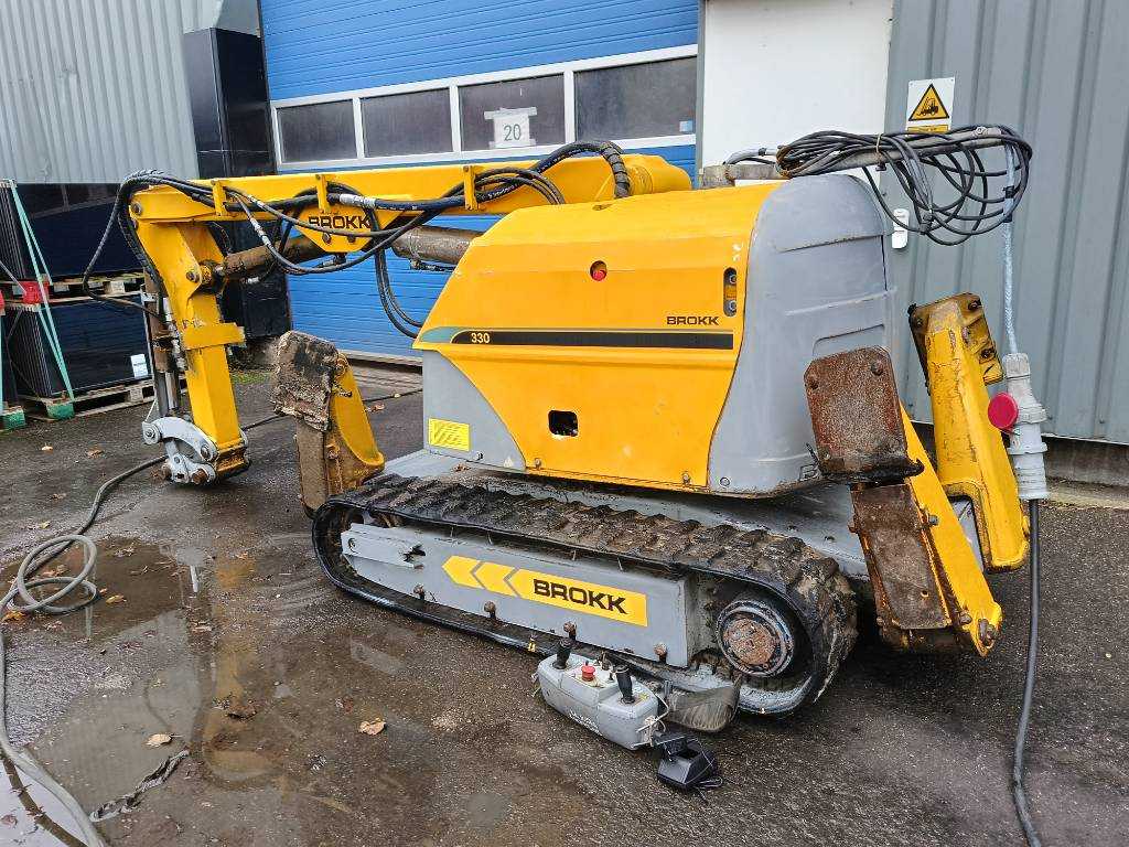Brokk 330 remote demolition robot sloop kraan excavator