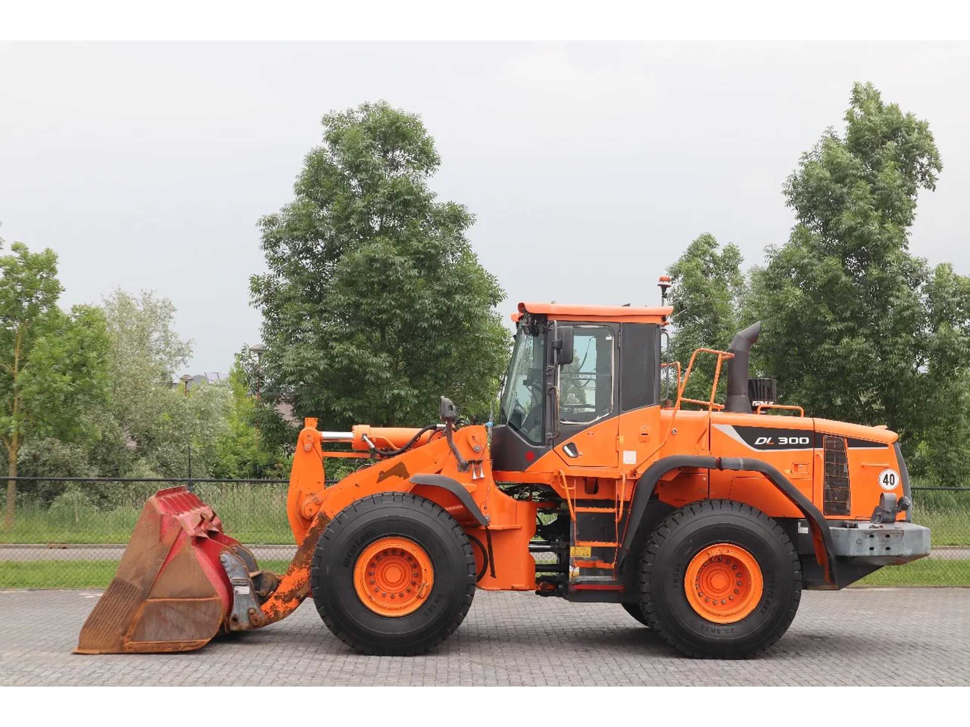 Doosan DL300-5 | BUCKET | GOOD TIRES | HYDRAULIC QUICK COUPLER