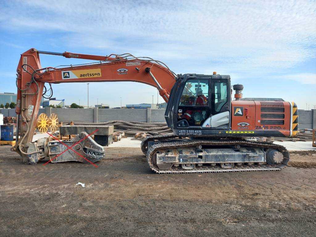 Hitachi ZX220 LC (Abu Dhabi)