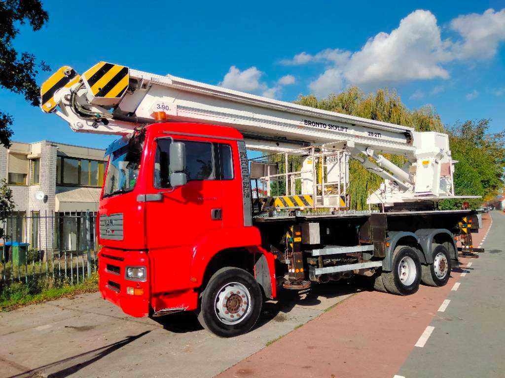 Bronto skylift 28-2T1 28 m hi lift hoogwerker MAN TGA 26.