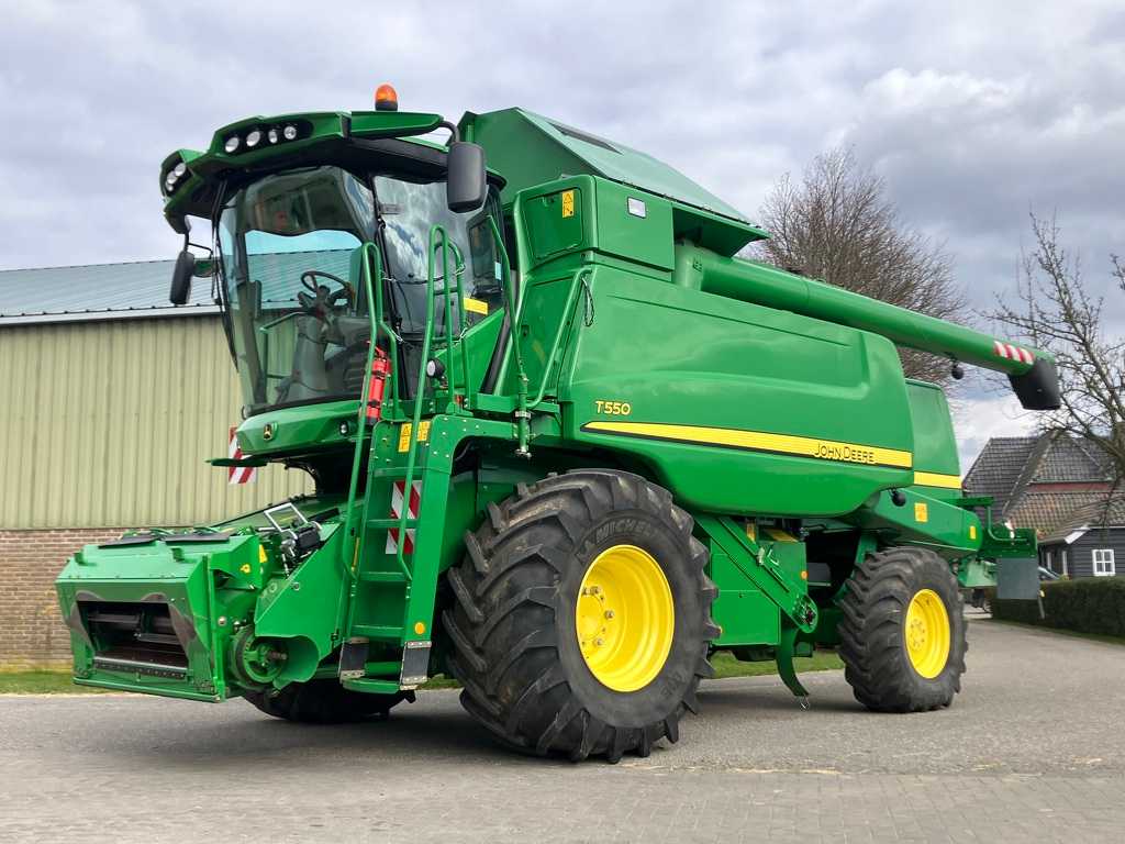 John Deere T560