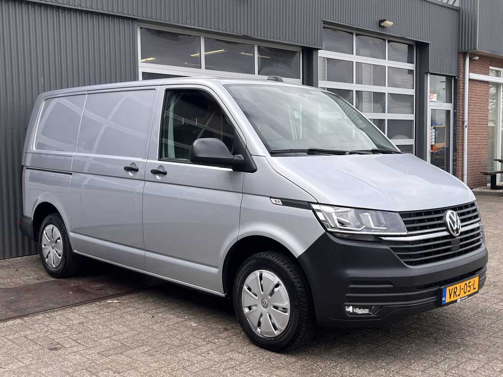 Volkswagen Transporter 2.0 TDI L1H1 Airco Cruise controle Kastinrichting Navigatie Apple carplay Parkeerhulp achter Euro 6 Dealer onderhouden!! Bestel 2-Persoons