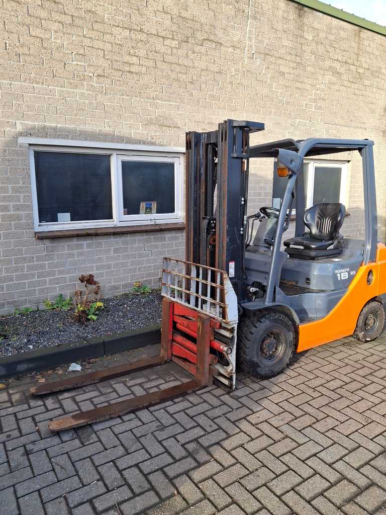 TOYOTA 02-8FDF18 DIESEL Heftruck Triplo Vorkenspreider