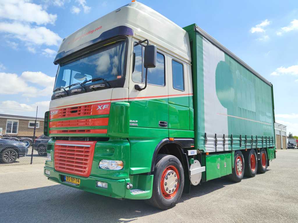 DAF XF 95.430 8x2 SuperSpaceCab Euro3 - CurtainSider 7.31m + Ramp 16T - MachineTransporter - 6 Persons (V555)