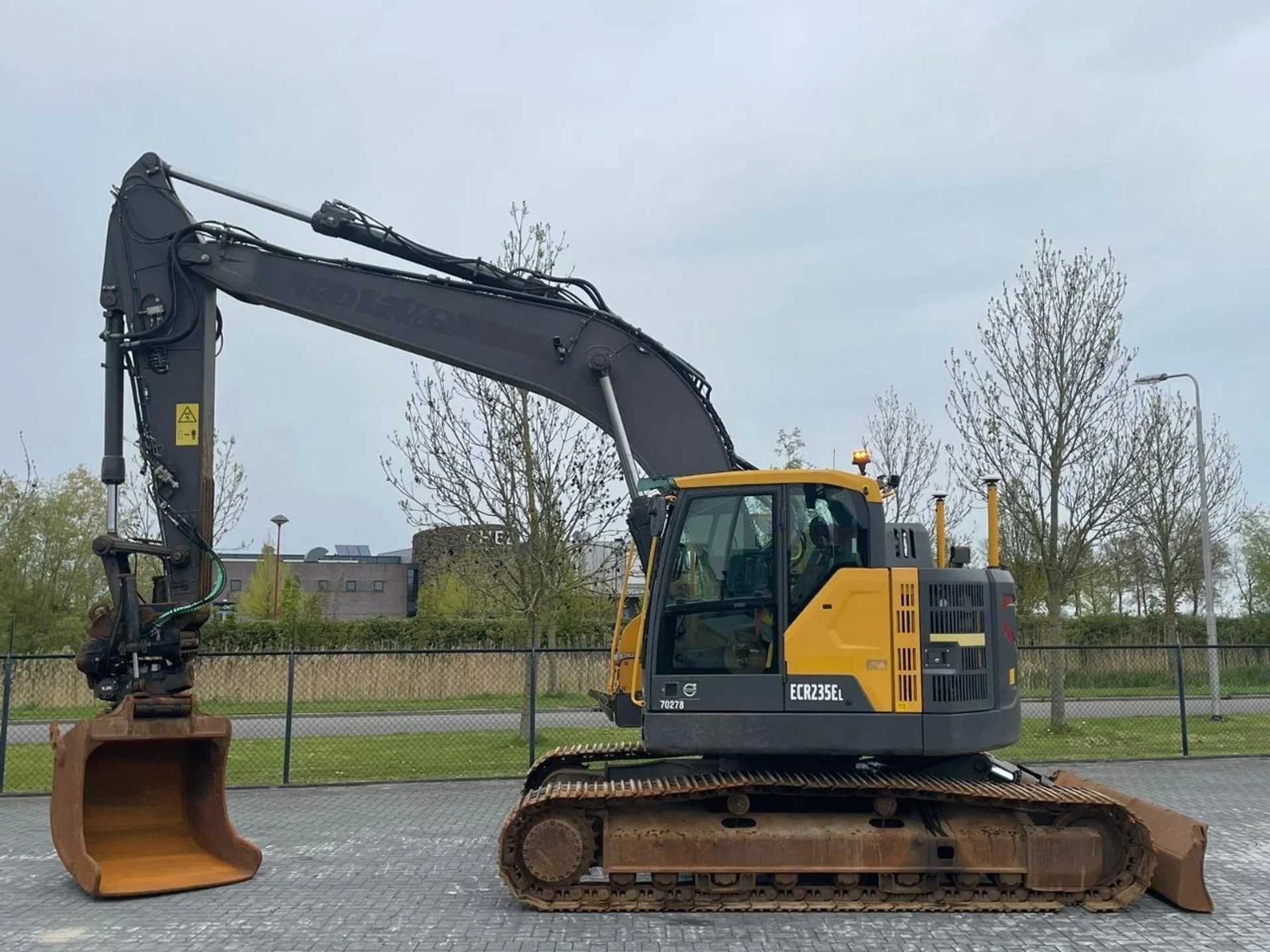 Volvo  ECR 235 EL | ROTOTILT | BUCKET | AIRCO