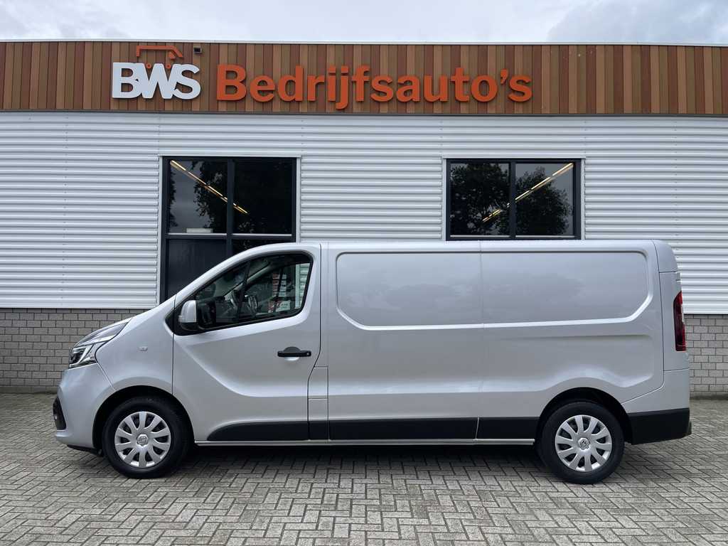 Renault Trafic 2.0 dCi 120pk T29 L2H1 Work Edition / rijklaar € 20.450 ex btw / lease vanaf € 366 / zilver metallic / airco / cruise / navi / achteruit rijcamera / bijrijdersbank