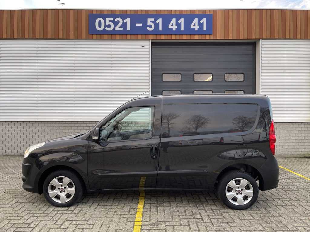 Fiat Dobló Cargo 1.3 MultiJet 90pk SX L1H1 / rijklaar € 5950 ex btw / airco / zwart metallic / trekhaak / pdc achter / armsteun