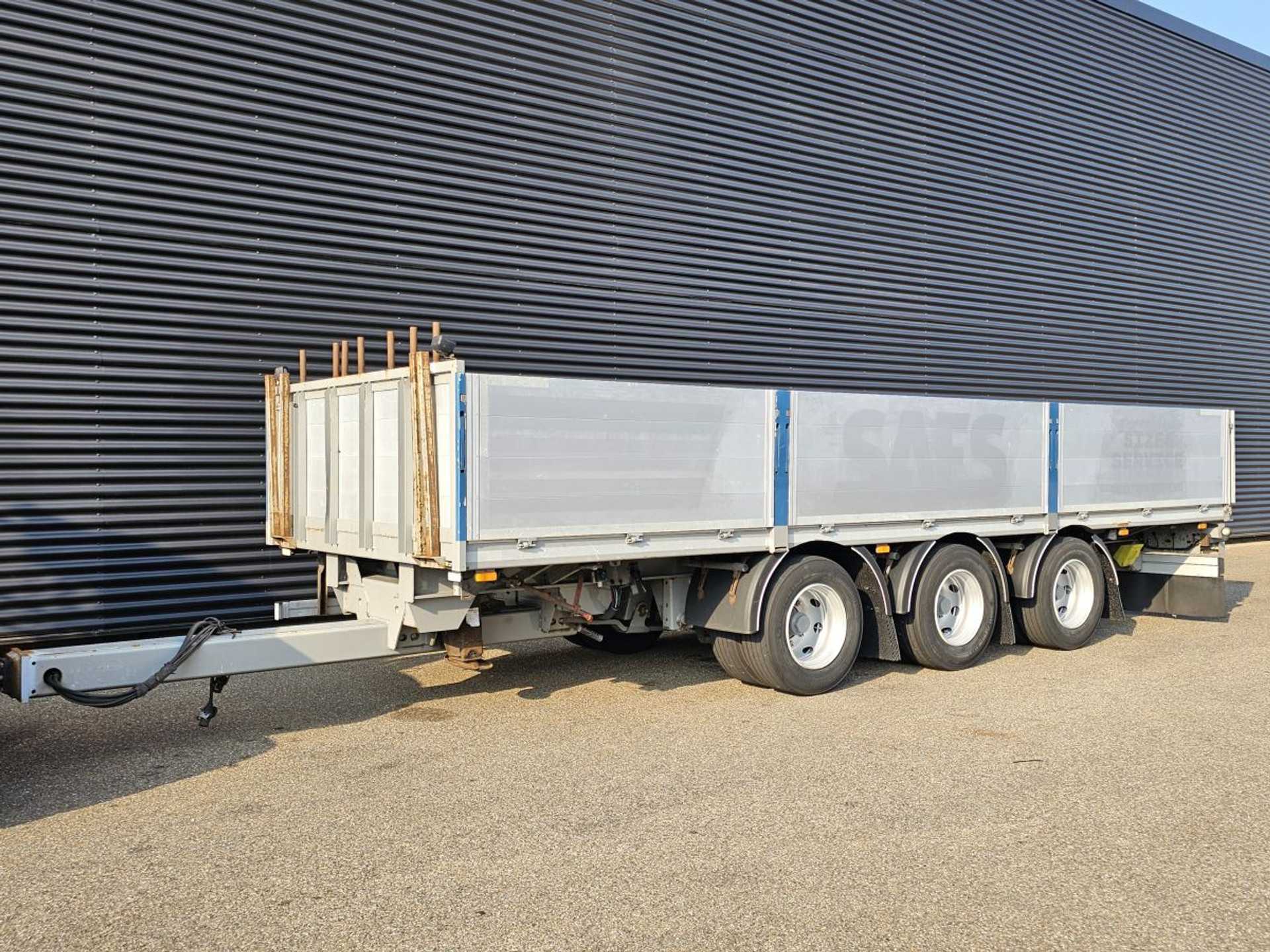 Fynkar  K324T / 3 AXLE / 2 X LIFT AXLE / TWIST-LOCKS