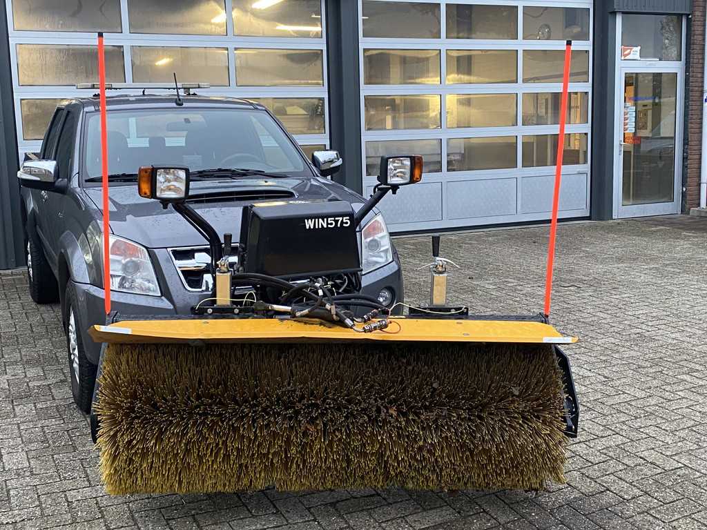 Nido Rolbezem Sneeuwbezem Veegborstel Veegmachine Rolbezem Sneeuwbezem Sneeuwborstel HF 1700 MFB 2013  9x op voorraad Rolbezem Sneeuwbezem Sneeuwborstel  hydraulische electrische aangedreven machine voerzien van eigen