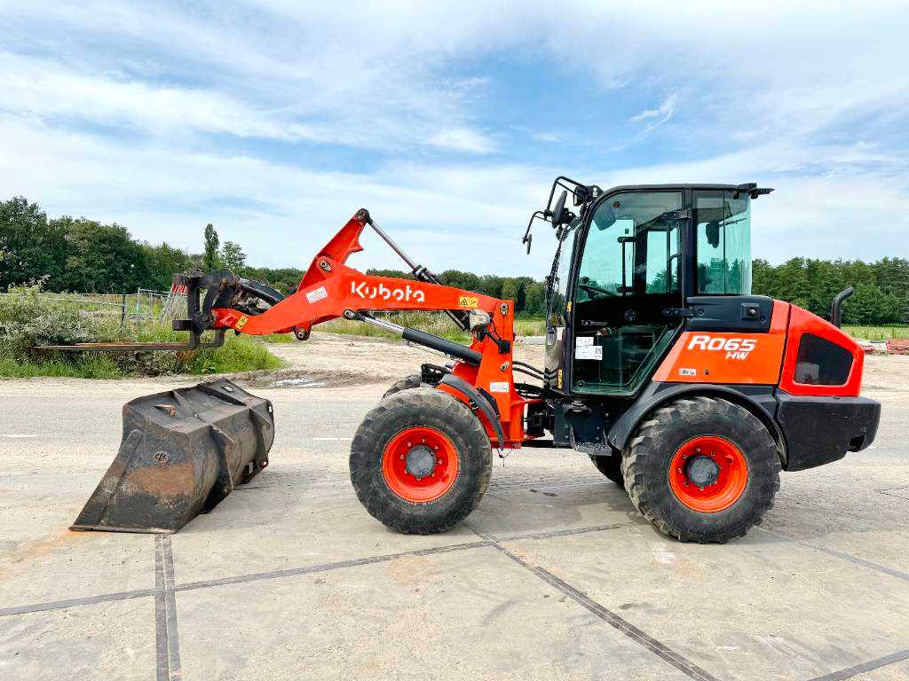 Kubota R065 - Bucket + Forks / 2542 Hours