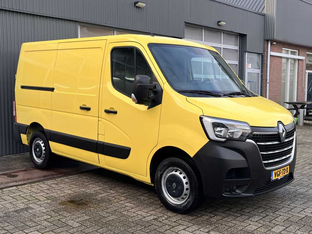 Renault Master T28 2.3 dCi 135 L1H1 Airco Cruise controle Trekhaak 2500kg trekgewicht Achteruitrijcamera Schuifdeur 3-Persoons Euro 6 Navigatiesysteem Telefoonverbinding 1e eigenaar