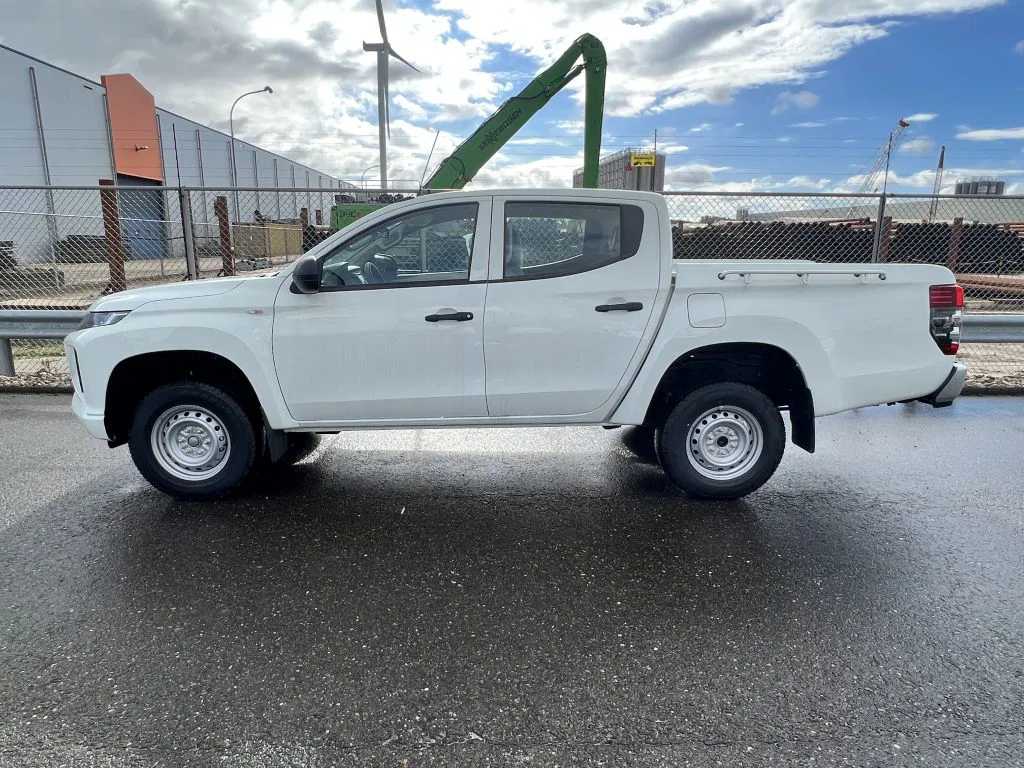 Mitsubishi L200 4x4 - 11 UNITS in WHITE 2.5 D GL Double Cab - EURO 2 - NEW!! Ready for work!!!**