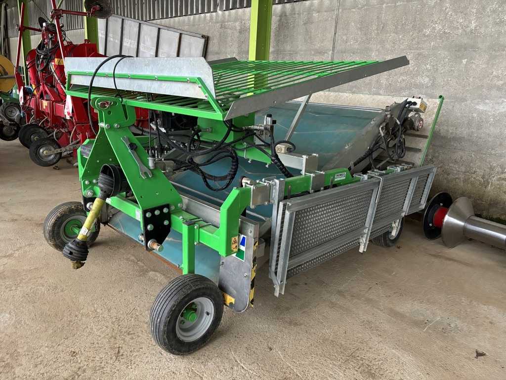 Hortech SLIDE T 150 oogstmachine getrokken door de tractor voor de oogst van babyblad