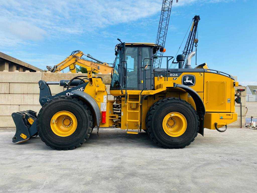 John Deere 824p