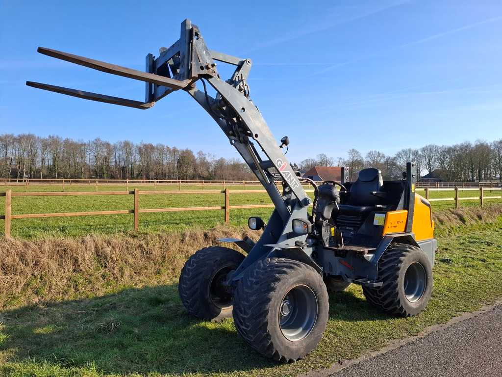 Giant V6004T Xtra wiellader midishovel