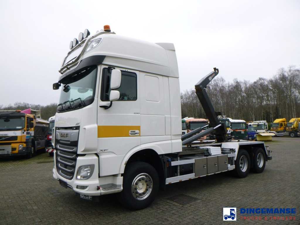 D.A.F. XF 530 6x2 Euro 6 VDL container hook