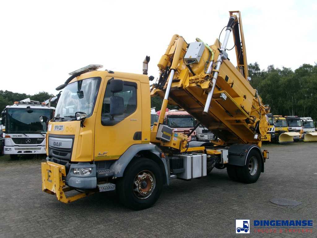 D.A.F. LF 220 4X2 Whale vacuum tank 7 m3