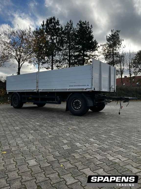 Schwarzmüller aanhanger met kleppen . / landbouw wagen platte kar