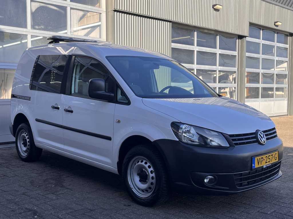 Volkswagen Caddy 2.0 TDI 110pk 4Motion Airco Cruise controle 4x4 Trekhaak 1500kg trekgewicht Schuifdeur Zij ruit 2-Peroons Telefoon verbinding Werkverlichting 1e eigenaar Euro 5 Laderkastinrichting .