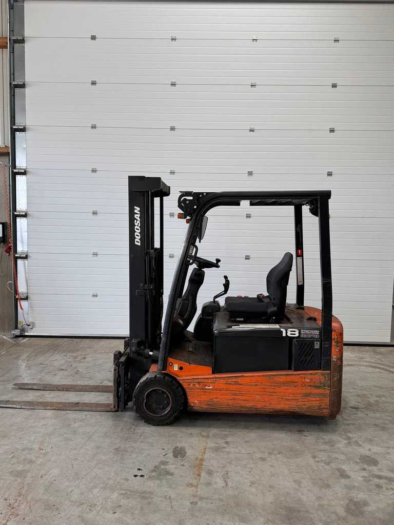 Doosan 1800KG heftruck vorkspreider