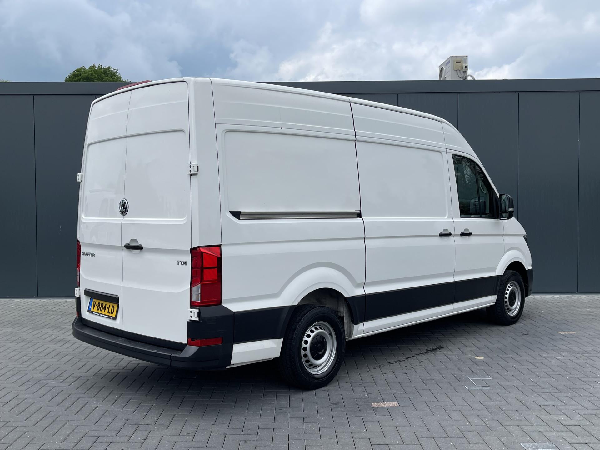 Foto 2 van Volkswagen Crafter 2.0 TDI / L3H3 / ORIG. NL / NETTE BUS / CRUISE CONTROL / 3-ZITS / BLUETOOTH
