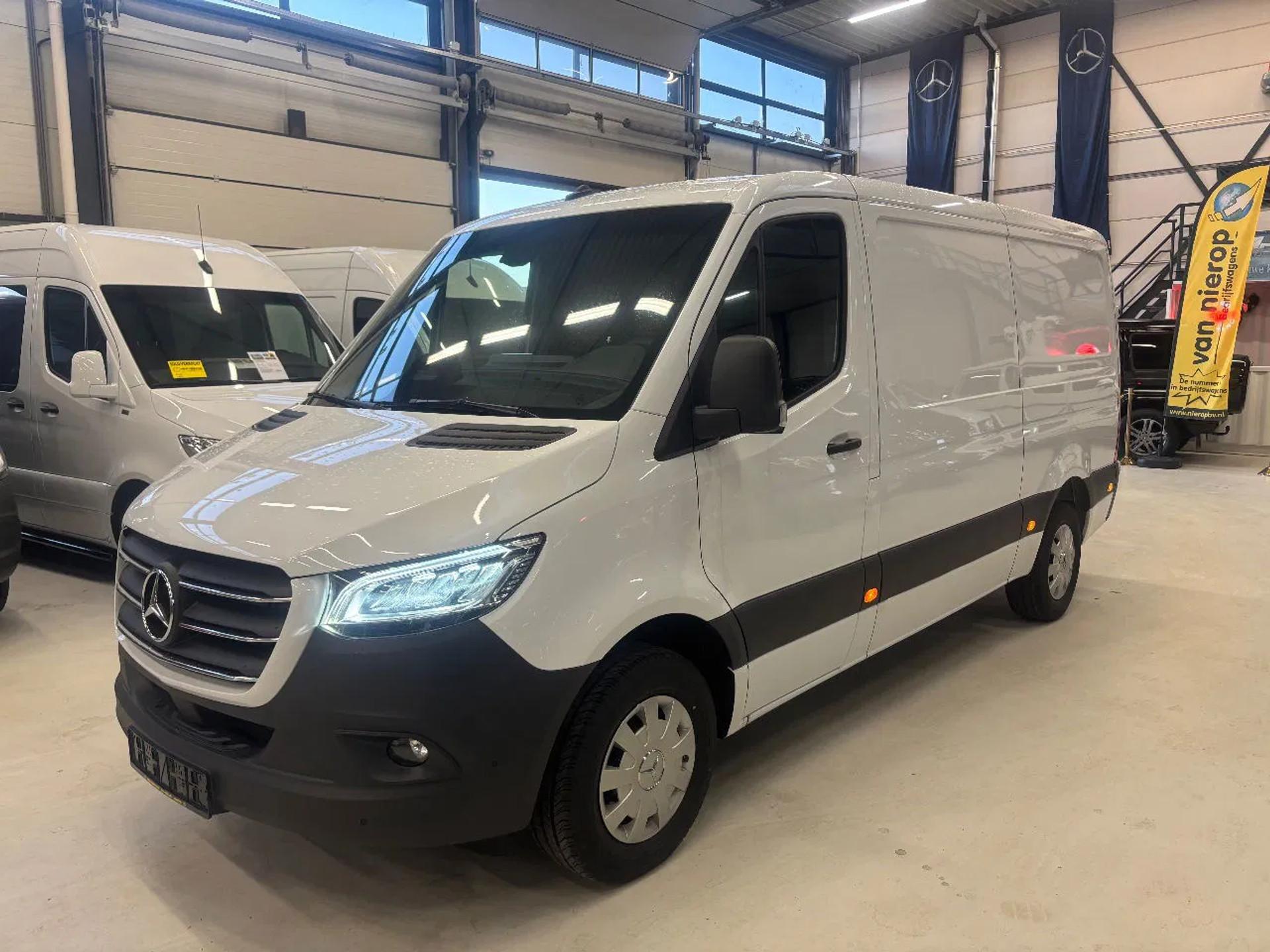Foto 2 van Mercedes-Benz 317CDI L2H1 Automaat Airco Navi Cruisecontrol 3500KG Trekhaak NIEUW BPM VRIJ