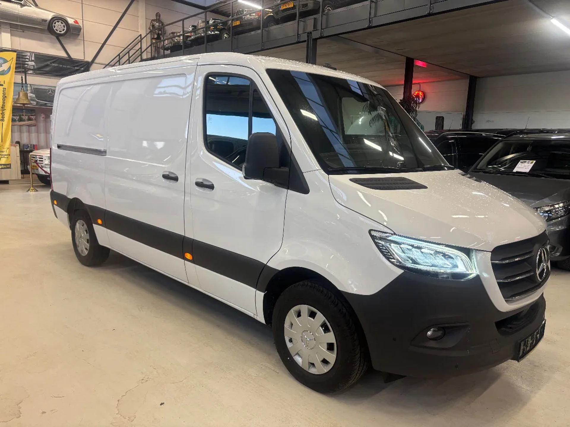Foto 3 van Mercedes-Benz 317CDI L2H1 Automaat Airco Navi Cruisecontrol 3500KG Trekhaak NIEUW BPM VRIJ