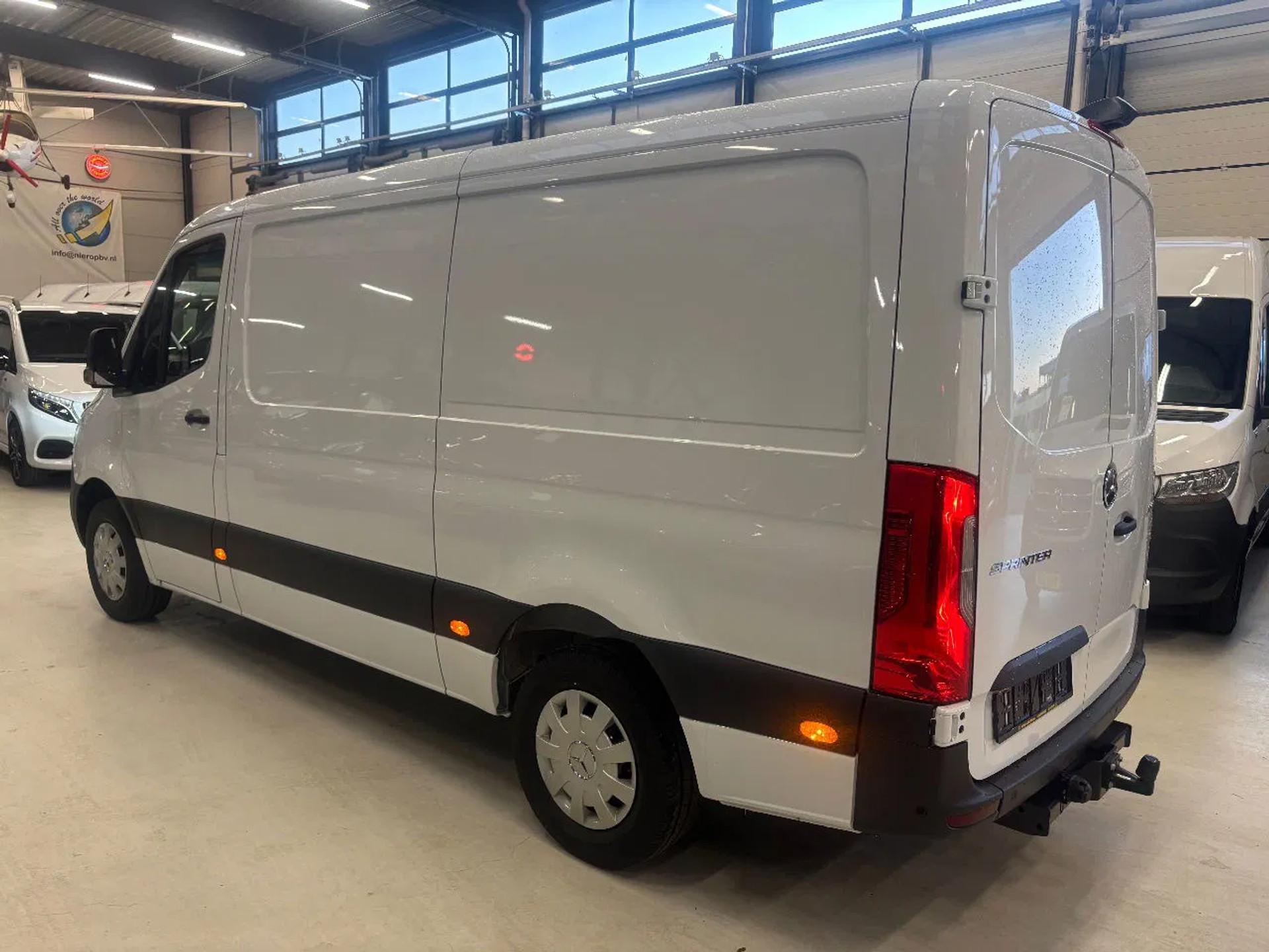 Foto 5 van Mercedes-Benz 317CDI L2H1 Automaat Airco Navi Cruisecontrol 3500KG Trekhaak NIEUW BPM VRIJ
