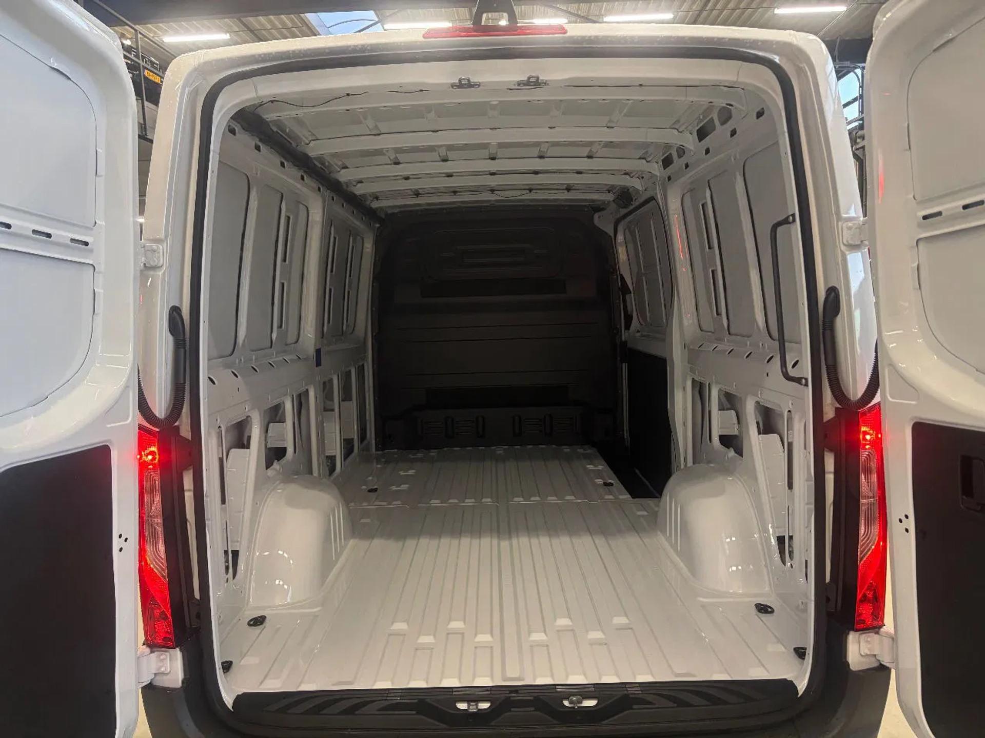 Foto 8 van Mercedes-Benz 317CDI L2H1 Automaat Airco Navi Cruisecontrol 3500KG Trekhaak NIEUW BPM VRIJ