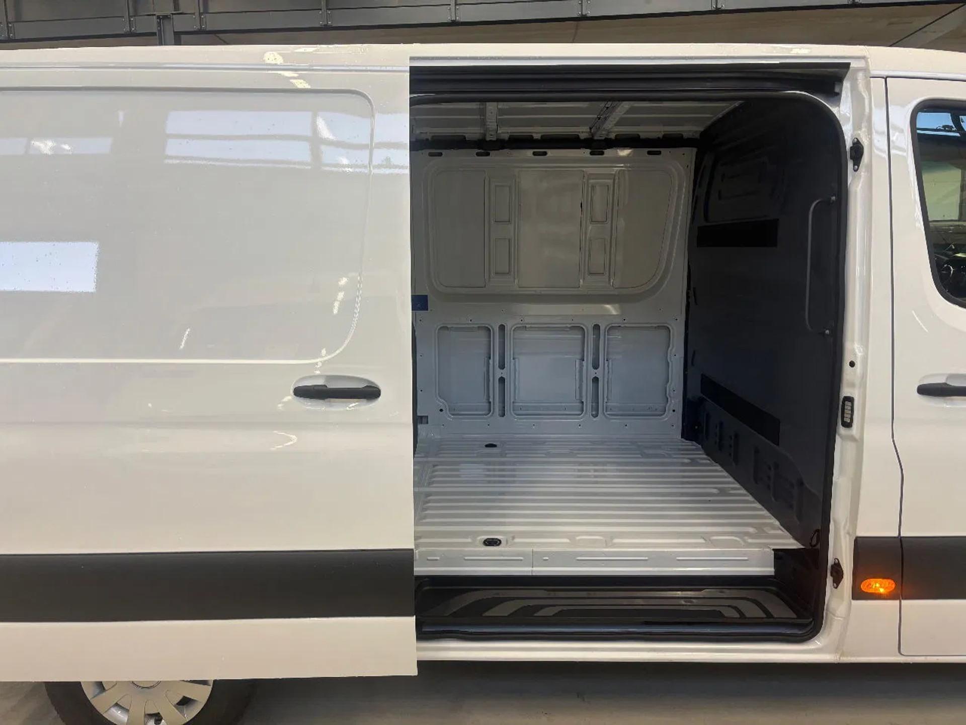 Foto 9 van Mercedes-Benz 317CDI L2H1 Automaat Airco Navi Cruisecontrol 3500KG Trekhaak NIEUW BPM VRIJ