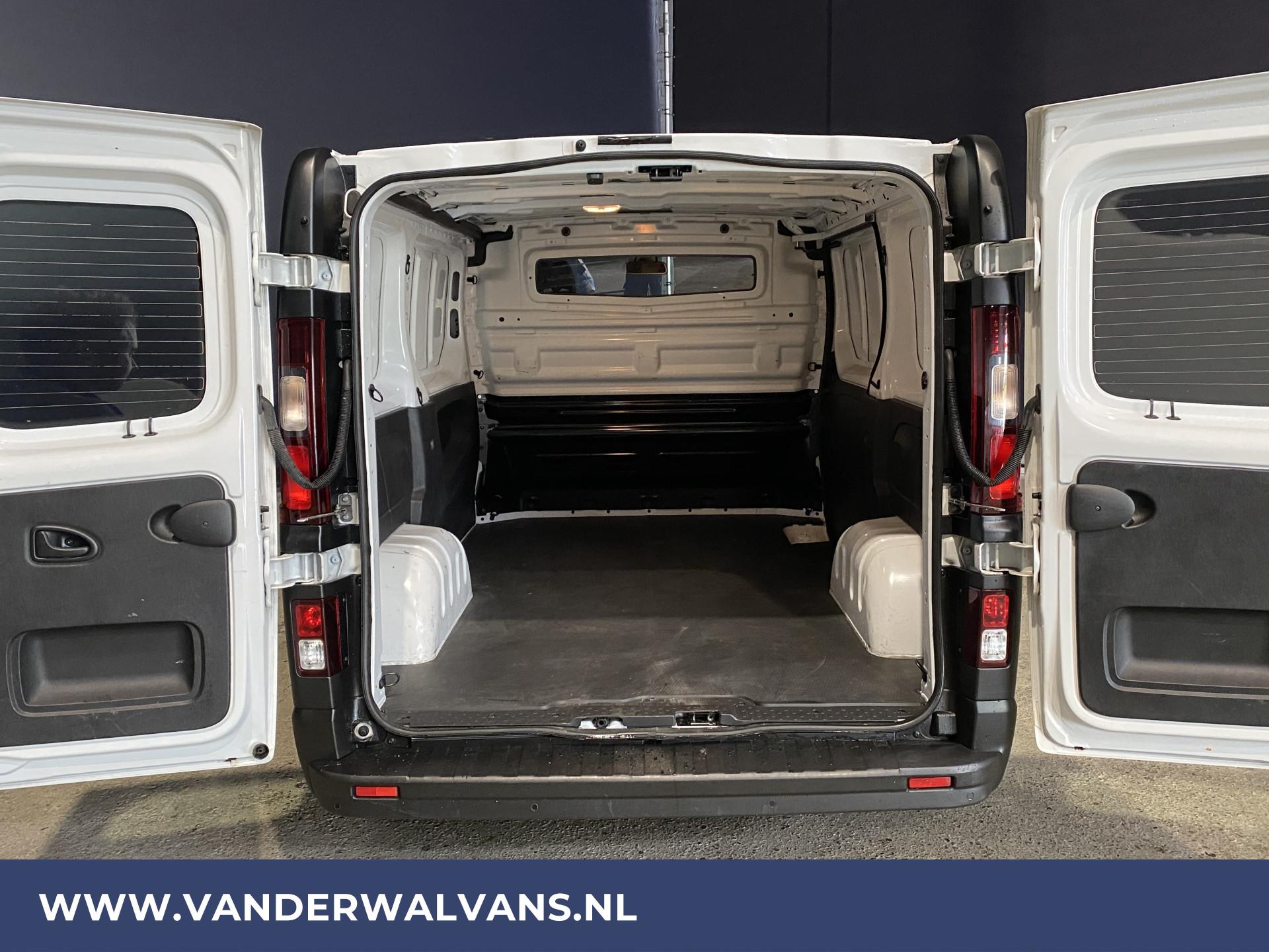 Foto 3 van Renault Trafic 2.0 dCi 120pk L1H1 Euro6 Airco | Parkeersensoren | Bijrijdersbank