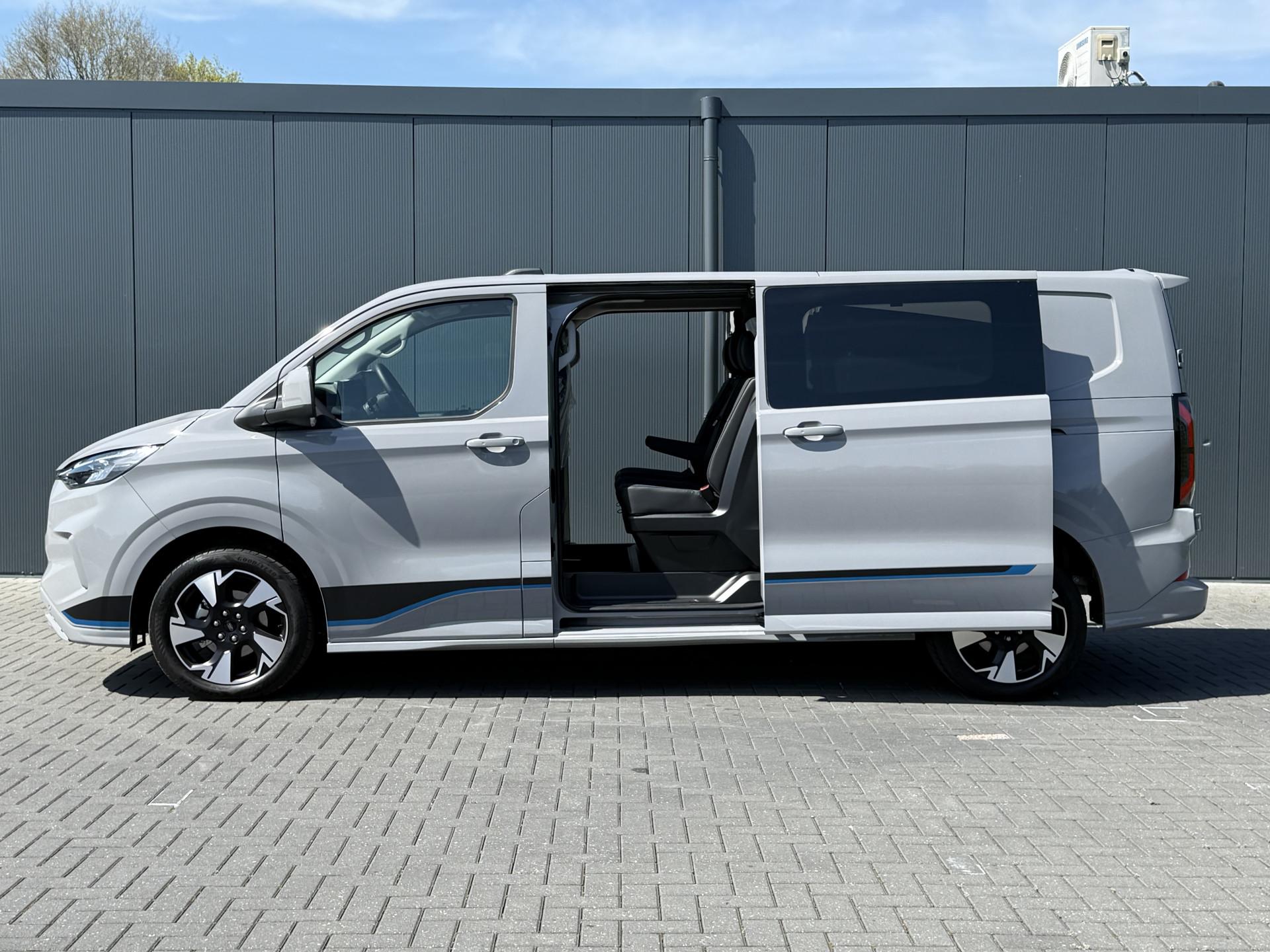 Foto 2 van Ford 2.0 TDCI 170 PK AUTOMAAT / L2H1 / Limited Sport / 6 PERS DUBBEL CABINE / 2x SCHUIFDEUR / CAMERA / 6 PERSOONS