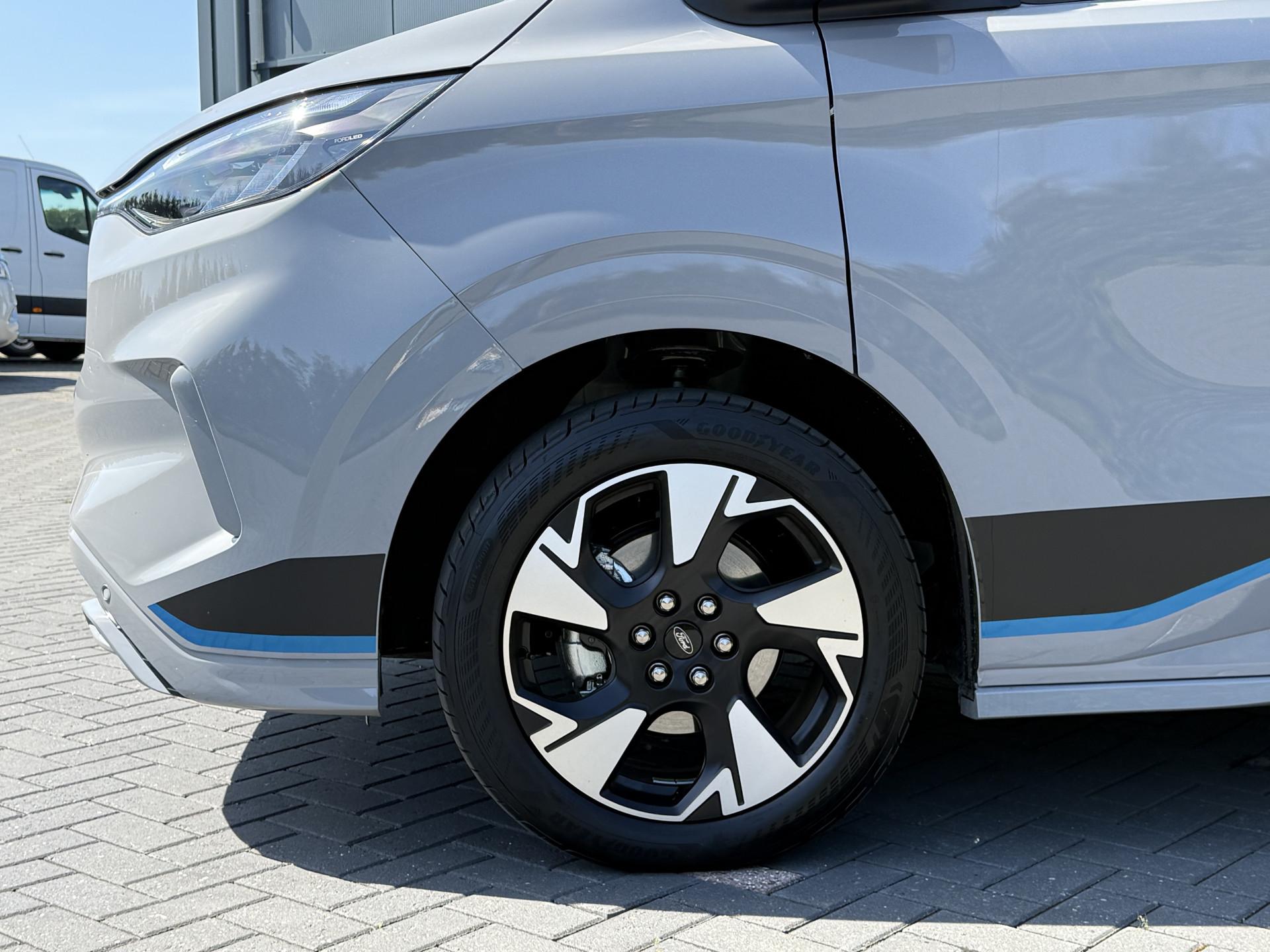 Foto 24 van Ford 2.0 TDCI 170 PK AUTOMAAT / L2H1 / Limited Sport / 6 PERS DUBBEL CABINE / 2x SCHUIFDEUR / CAMERA / 6 PERSOONS
