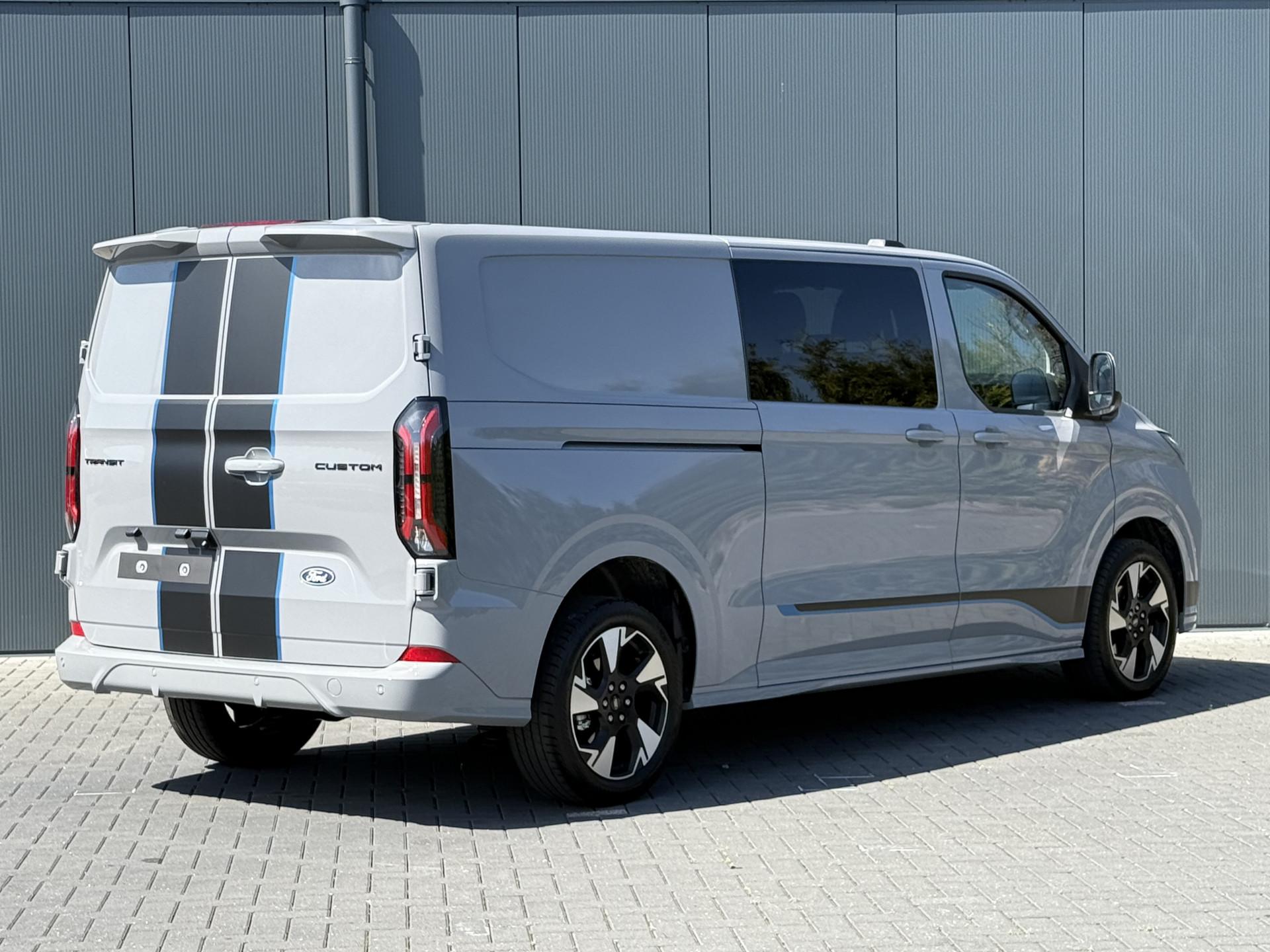Foto 3 van Ford 2.0 TDCI 170 PK AUTOMAAT / L2H1 / Limited Sport / 6 PERS DUBBEL CABINE / 2x SCHUIFDEUR / CAMERA / 6 PERSOONS
