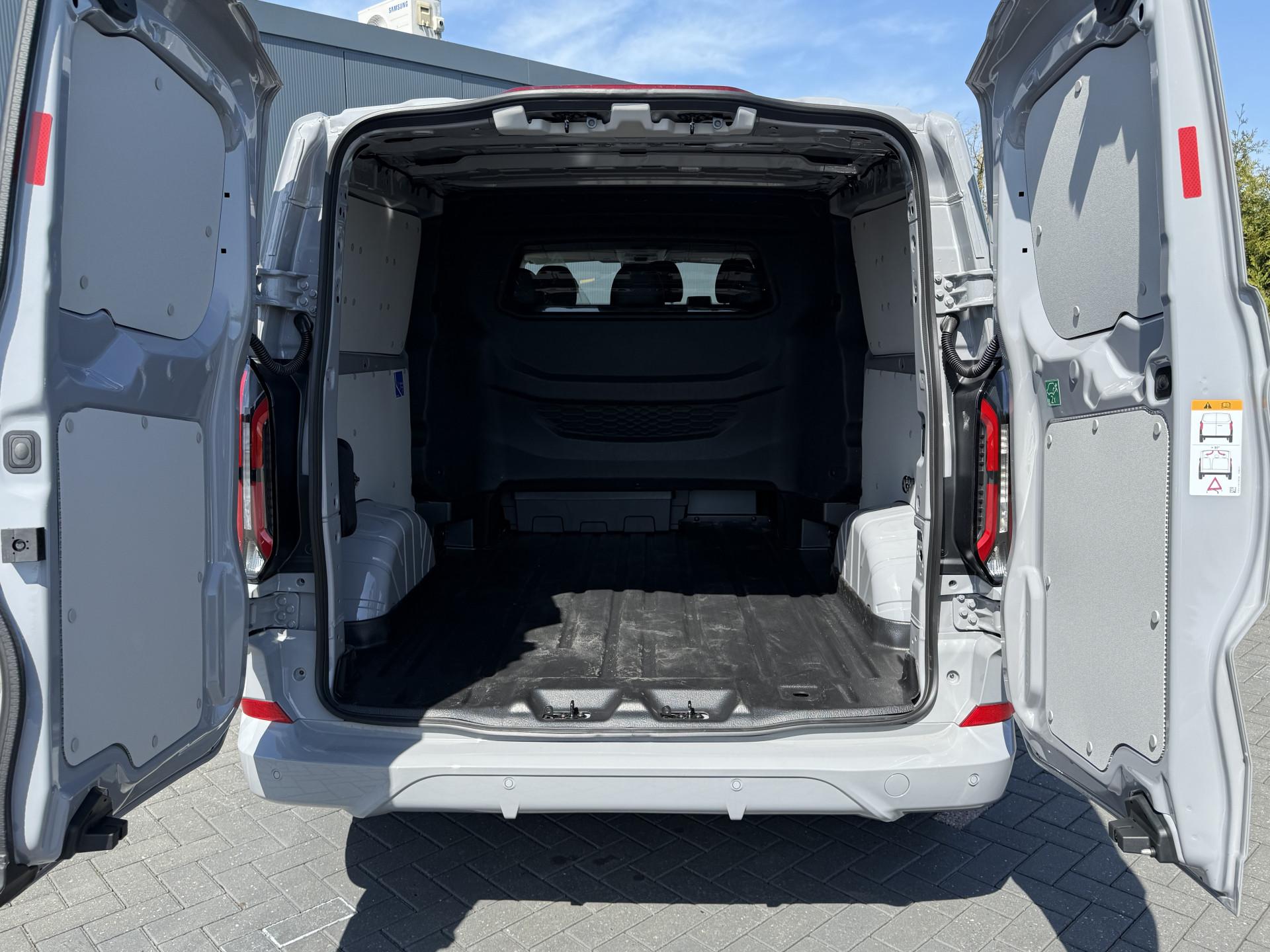 Foto 7 van Ford 2.0 TDCI 170 PK AUTOMAAT / L2H1 / Limited Sport / 6 PERS DUBBEL CABINE / 2x SCHUIFDEUR / CAMERA / 6 PERSOONS