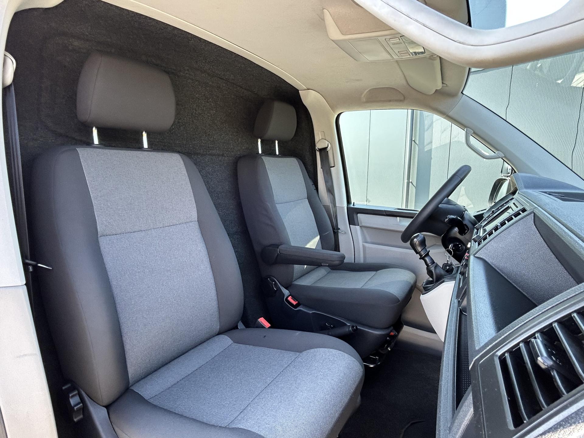 Foto 6 van Volkswagen 2.0 TDI 102 PK / L2H1 / 1e EIG. / BOTT INRICHTING / IMPERIAAL / AIRCO / CRUISE / NAVI