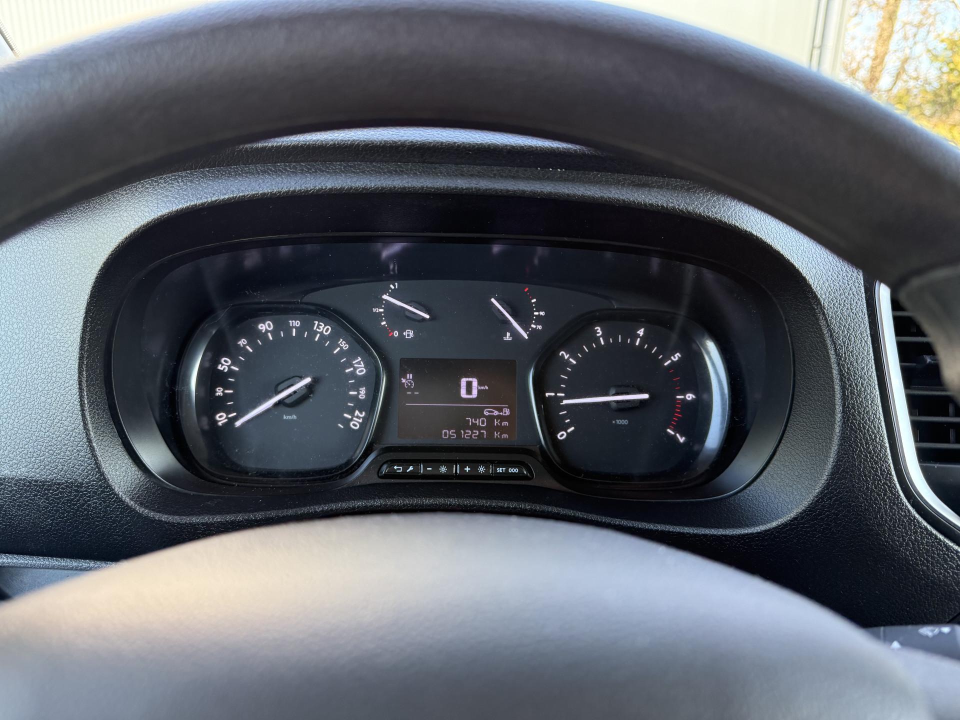 Foto 10 van Toyota 2.0 D-4D 145 PK / L2H1 / 1e EIG. / AIRCO / CRUISE / 3-ZITS / DAB / CARPLAY