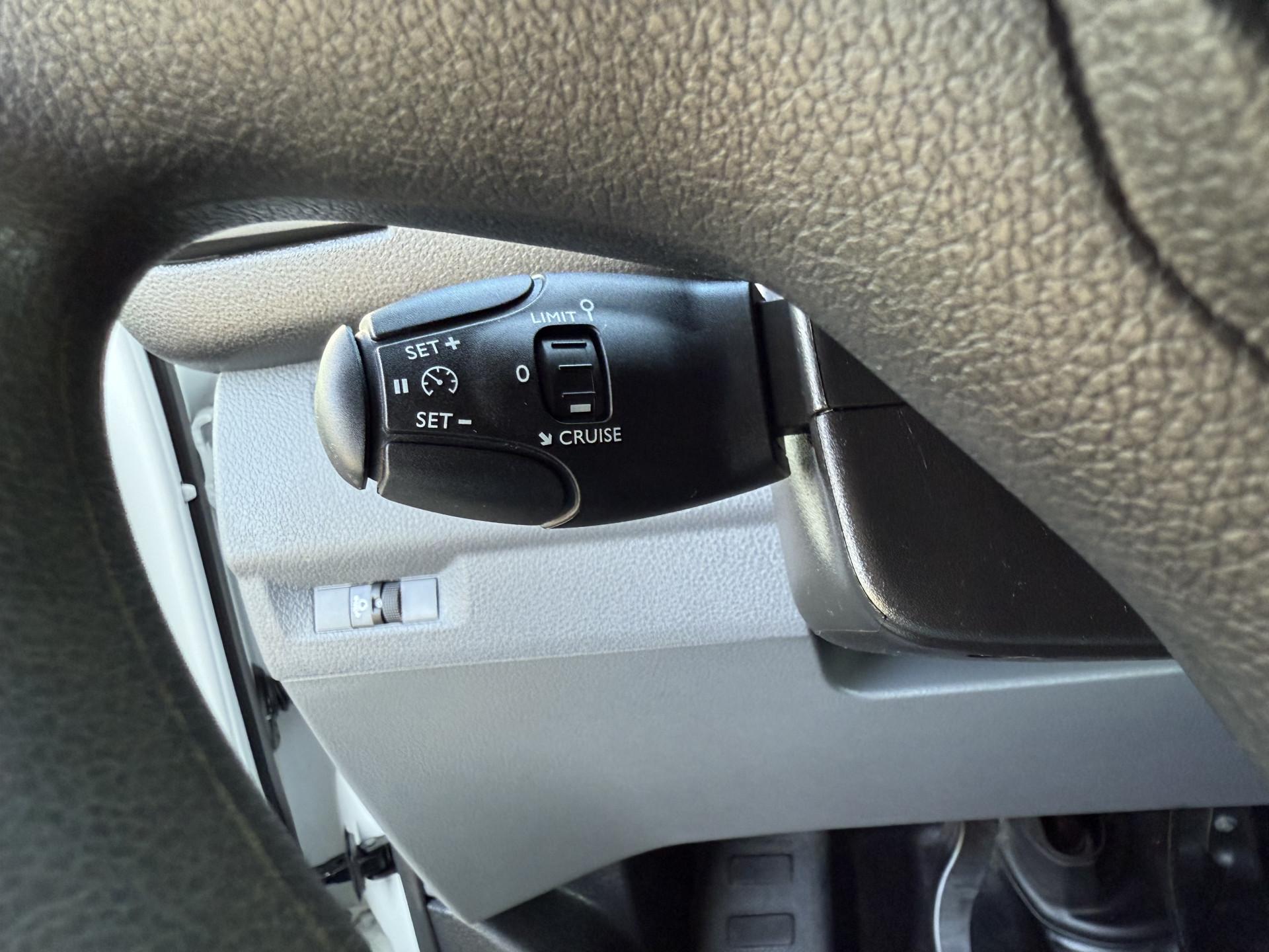 Foto 11 van Toyota 2.0 D-4D 145 PK / L2H1 / 1e EIG. / AIRCO / CRUISE / 3-ZITS / DAB / CARPLAY