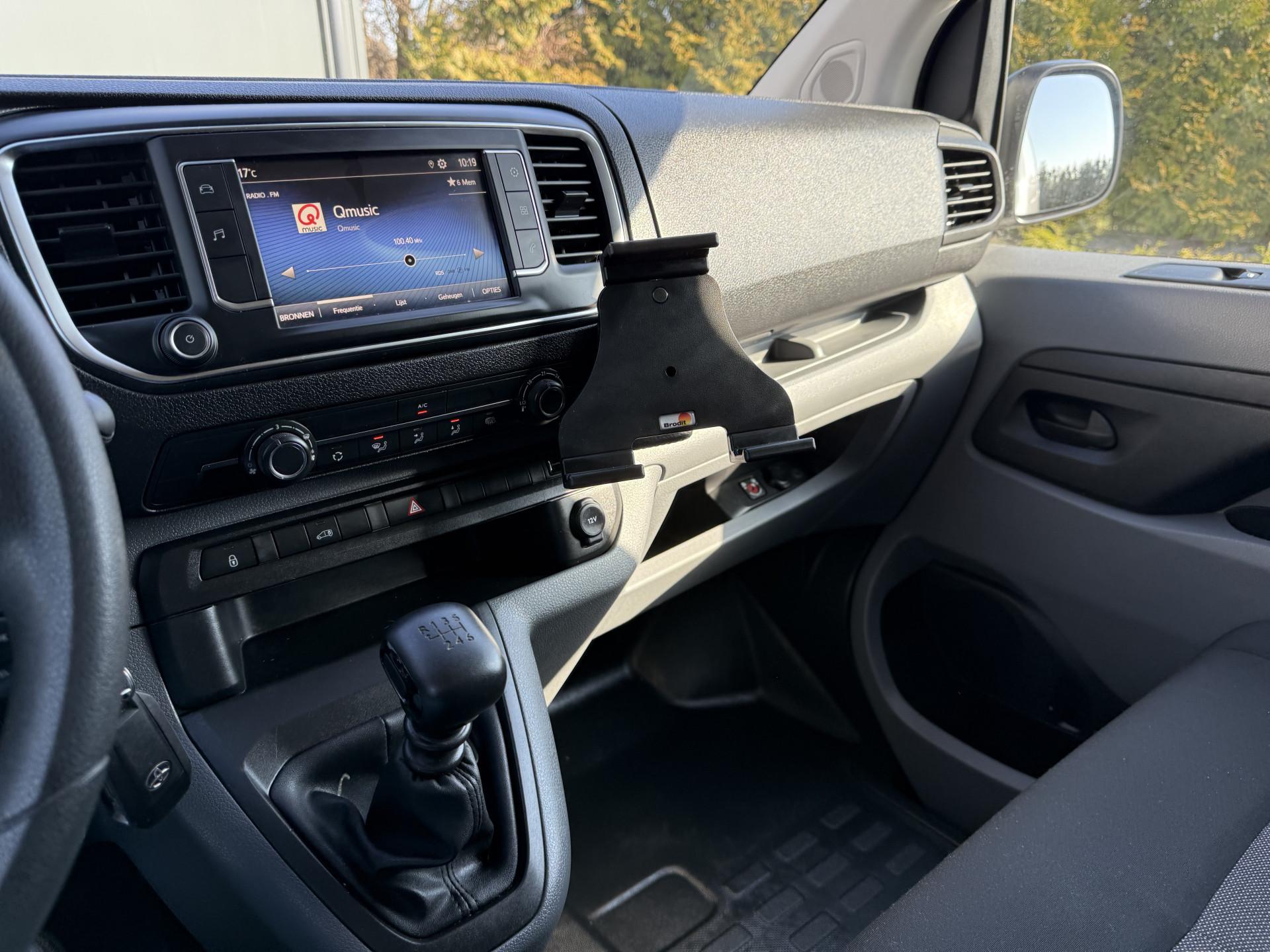 Foto 12 van Toyota 2.0 D-4D 145 PK / L2H1 / 1e EIG. / AIRCO / CRUISE / 3-ZITS / DAB / CARPLAY
