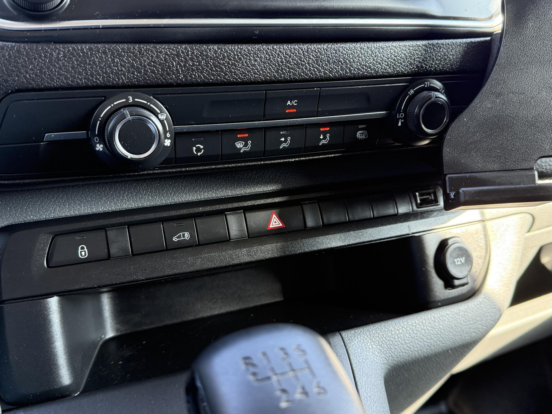 Foto 15 van Toyota 2.0 D-4D 145 PK / L2H1 / 1e EIG. / AIRCO / CRUISE / 3-ZITS / DAB / CARPLAY