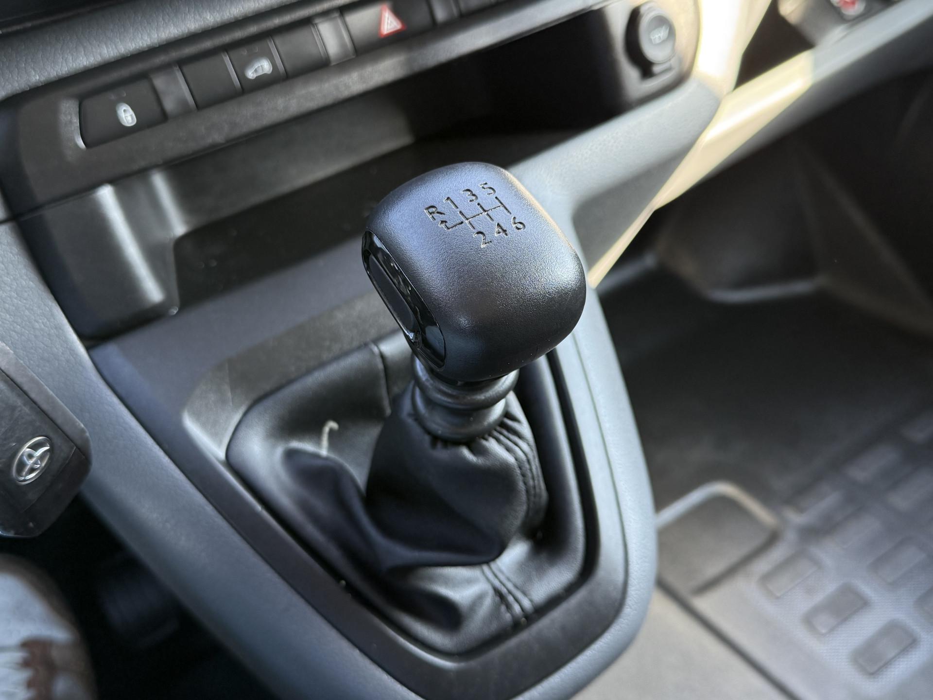 Foto 16 van Toyota 2.0 D-4D 145 PK / L2H1 / 1e EIG. / AIRCO / CRUISE / 3-ZITS / DAB / CARPLAY