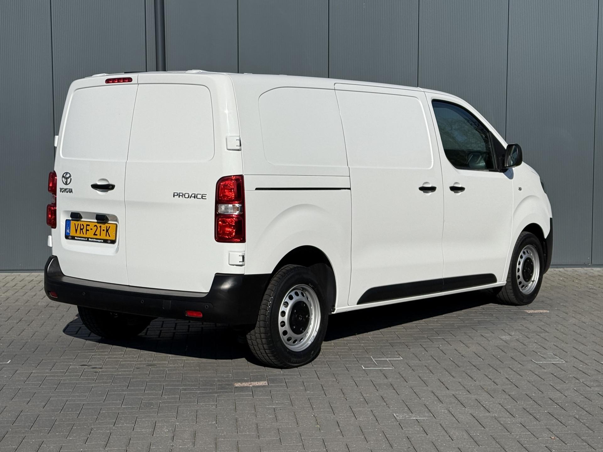 Foto 2 van Toyota 2.0 D-4D 145 PK / L2H1 / 1e EIG. / AIRCO / CRUISE / 3-ZITS / DAB / CARPLAY