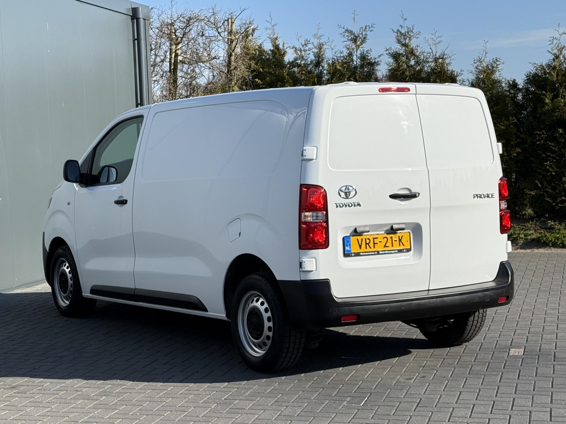 Foto 4 van Toyota 2.0 D-4D 145 PK / L2H1 / 1e EIG. / AIRCO / CRUISE / 3-ZITS / DAB / CARPLAY