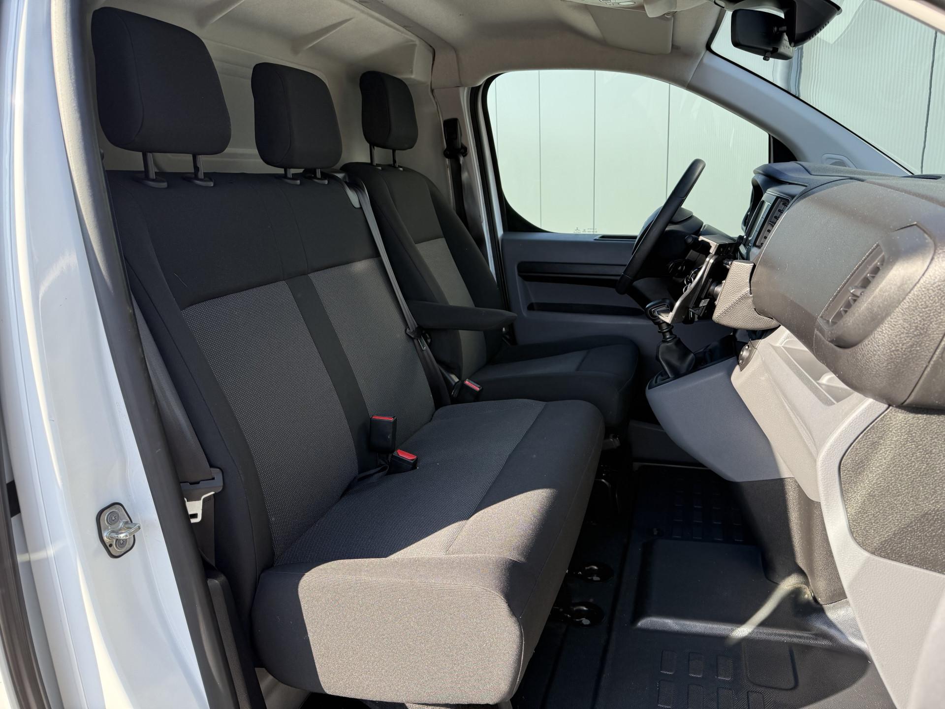 Foto 5 van Toyota 2.0 D-4D 145 PK / L2H1 / 1e EIG. / AIRCO / CRUISE / 3-ZITS / DAB / CARPLAY