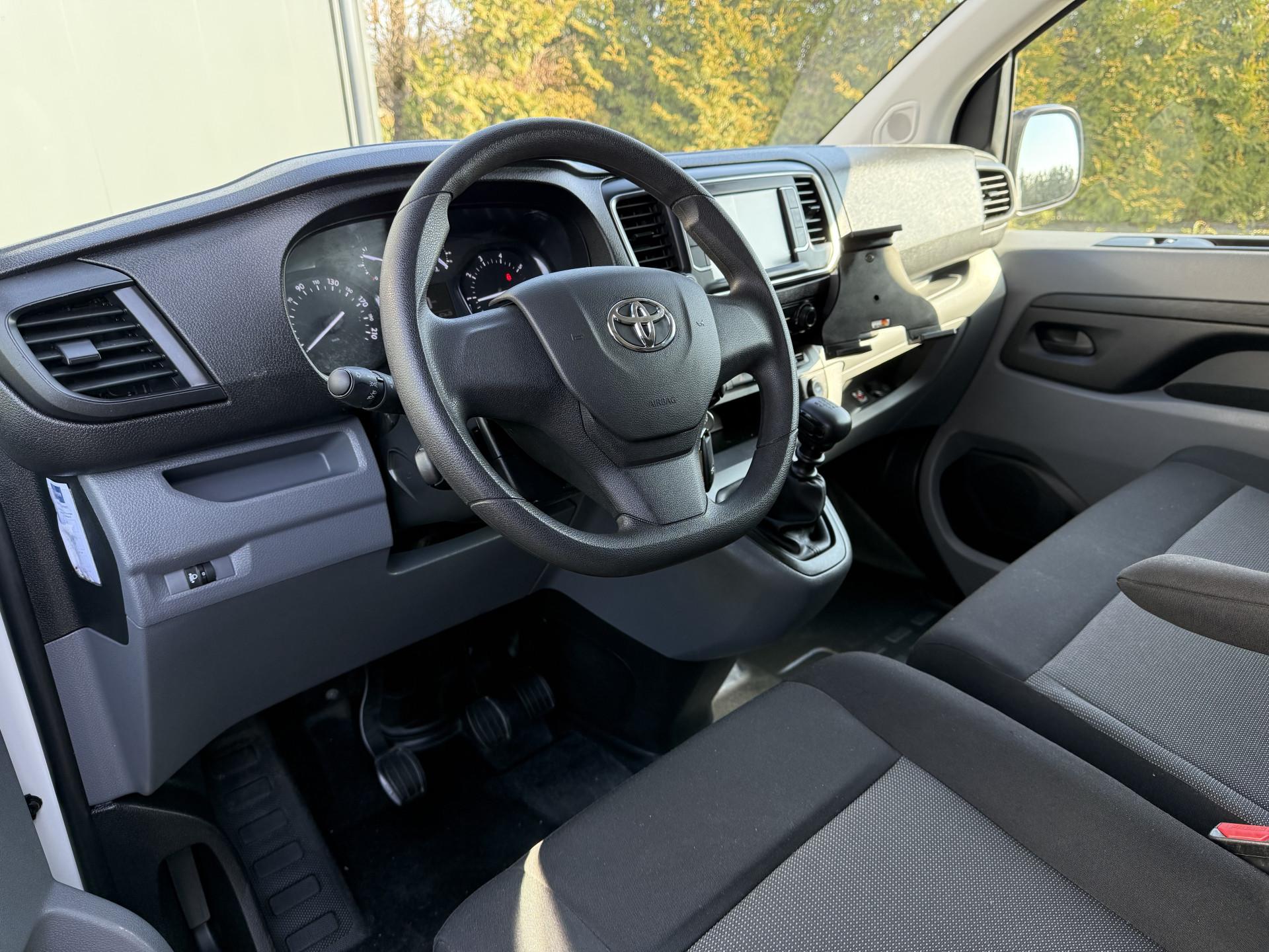 Foto 6 van Toyota 2.0 D-4D 145 PK / L2H1 / 1e EIG. / AIRCO / CRUISE / 3-ZITS / DAB / CARPLAY