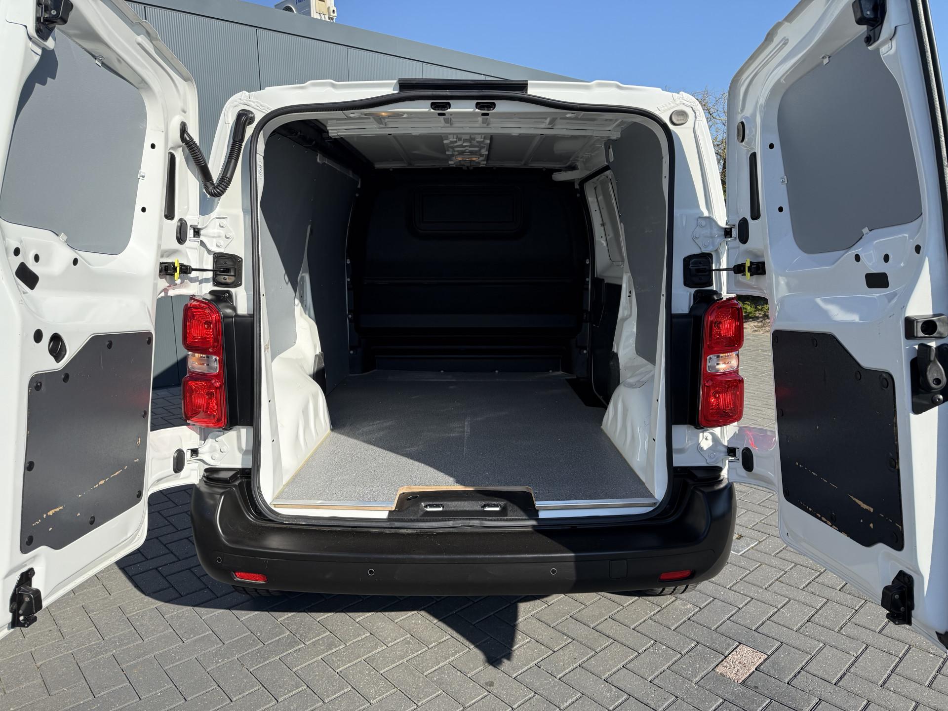 Foto 7 van Toyota 2.0 D-4D 145 PK / L2H1 / 1e EIG. / AIRCO / CRUISE / 3-ZITS / DAB / CARPLAY