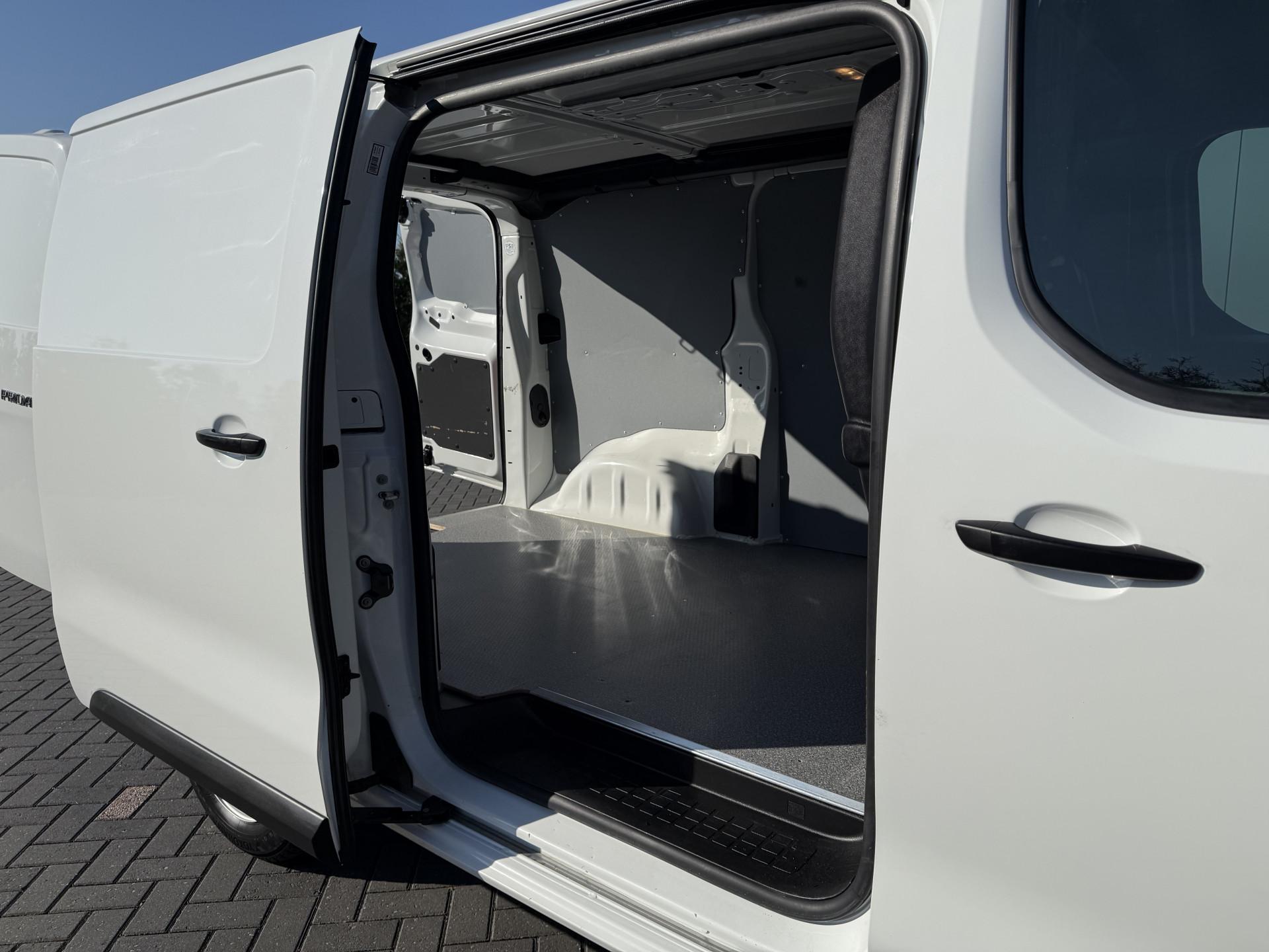 Foto 8 van Toyota 2.0 D-4D 145 PK / L2H1 / 1e EIG. / AIRCO / CRUISE / 3-ZITS / DAB / CARPLAY