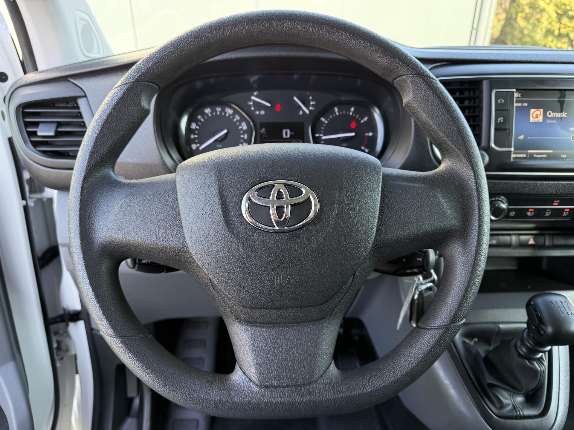 Foto 9 van Toyota 2.0 D-4D 145 PK / L2H1 / 1e EIG. / AIRCO / CRUISE / 3-ZITS / DAB / CARPLAY