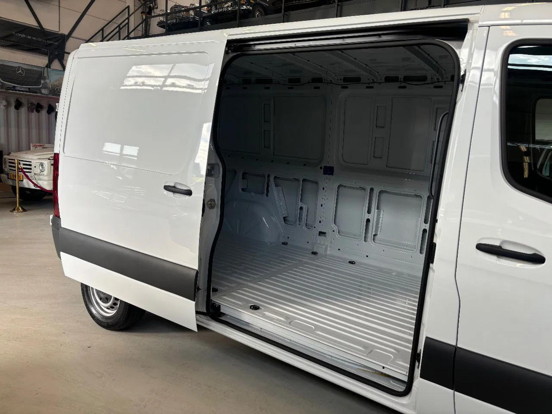 Foto 10 van Mercedes-Benz 311CDI L2H1 Airco Cruisecontrol Apple CarPlay NIEUW de goed goedkoopste sprinter van het land nieuw nieuw