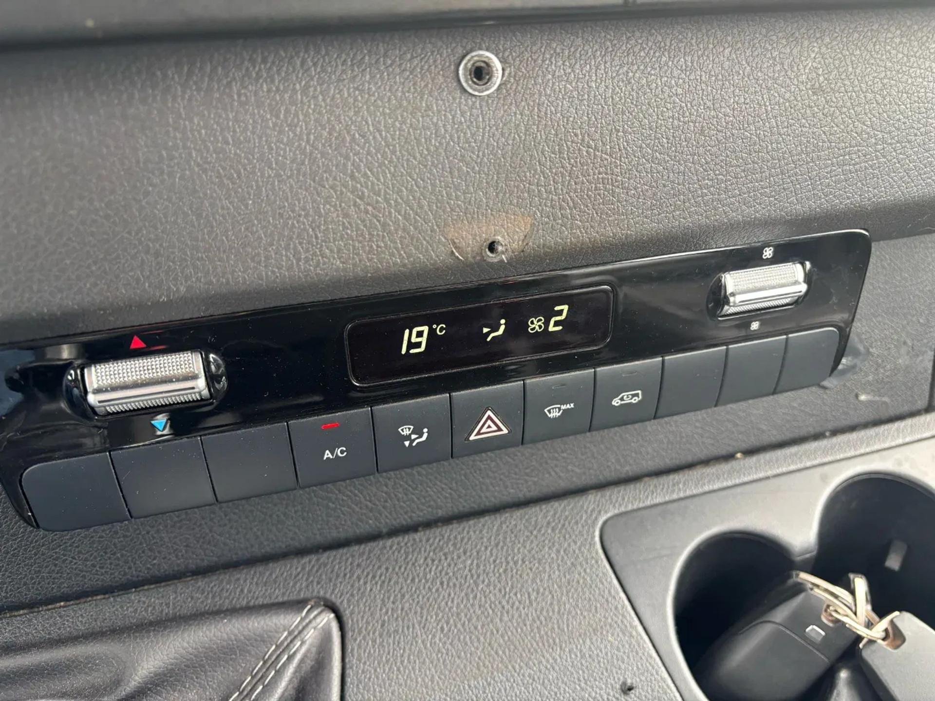Foto 10 van Mercedes-Benz 311CDI Dubbelcabine Openlaadbak Airco Trekhaak EURO 6